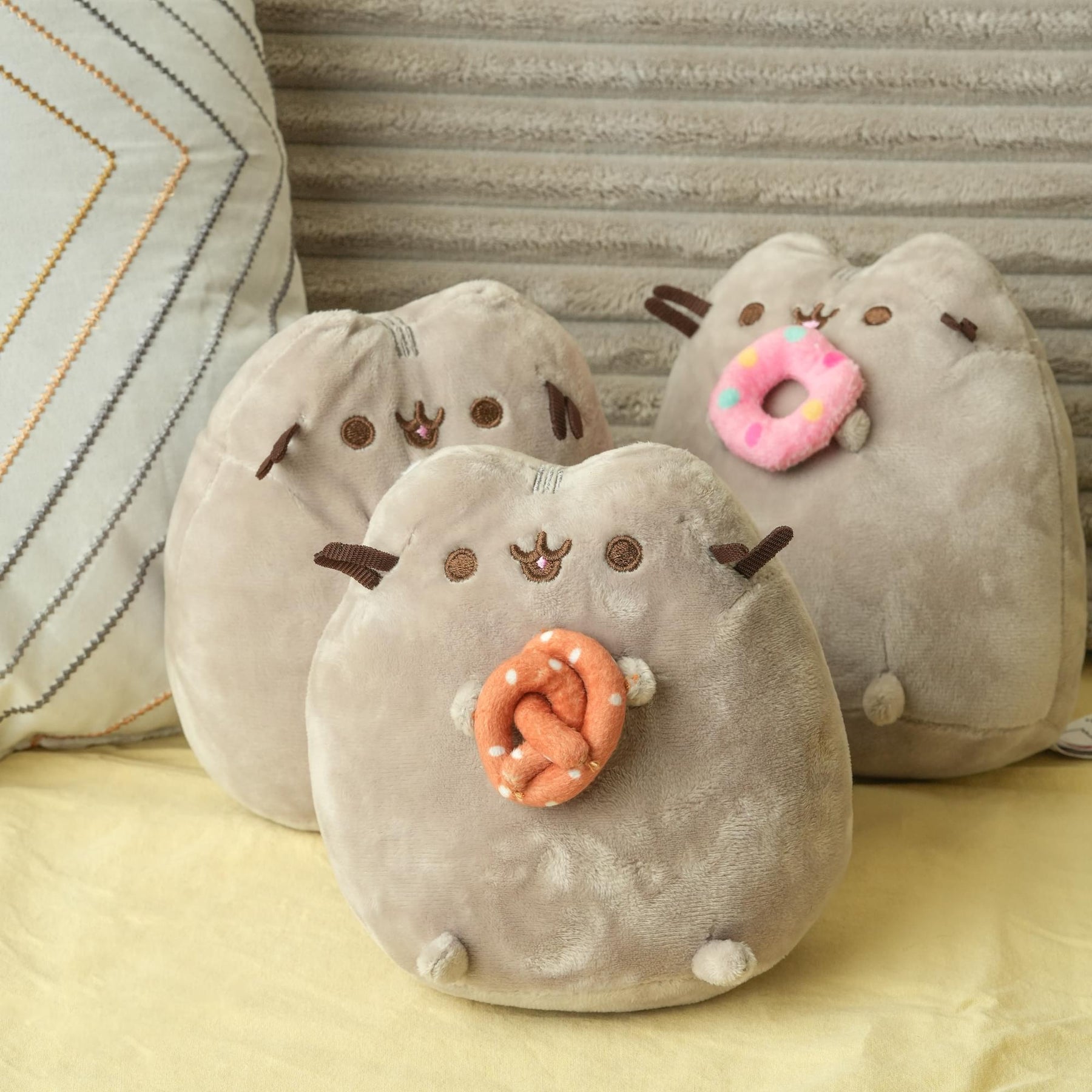 Pusheen 6.5 Inch Plush | Pusheen with Pretzel