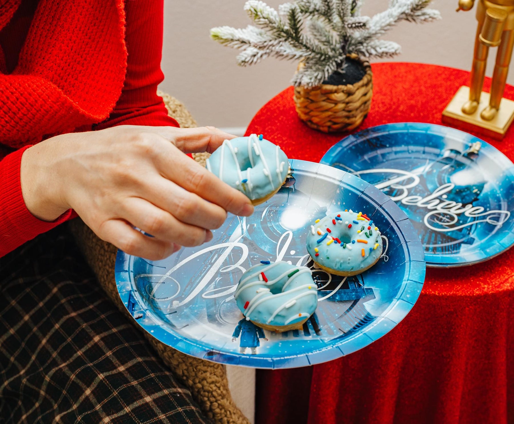 The Polar Express Train Arrival "Believe" 8-Piece Paper Plate Set