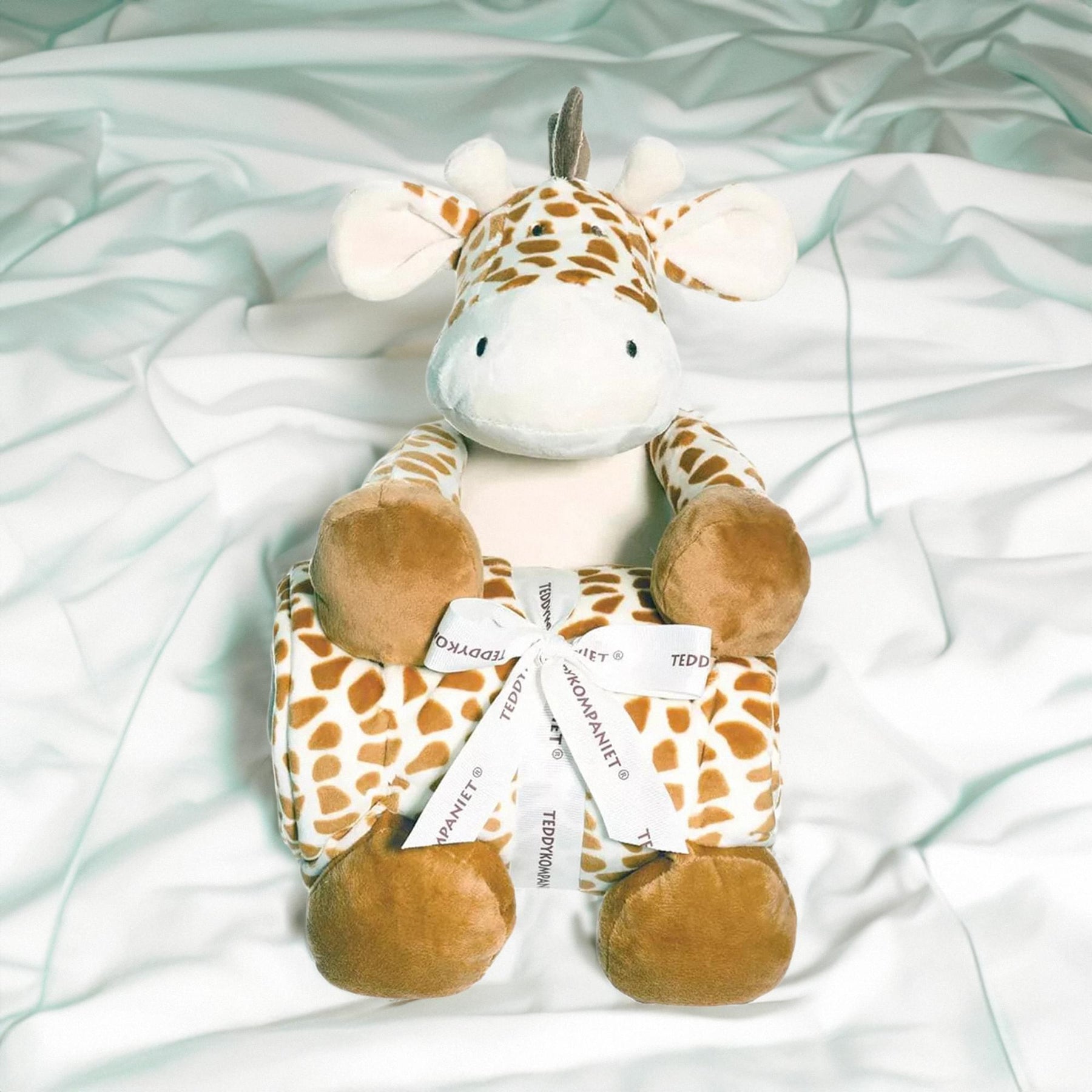 Teddykompaniet Diinglisar Collection 11 Inch Plush Giraffe and Blanket Set