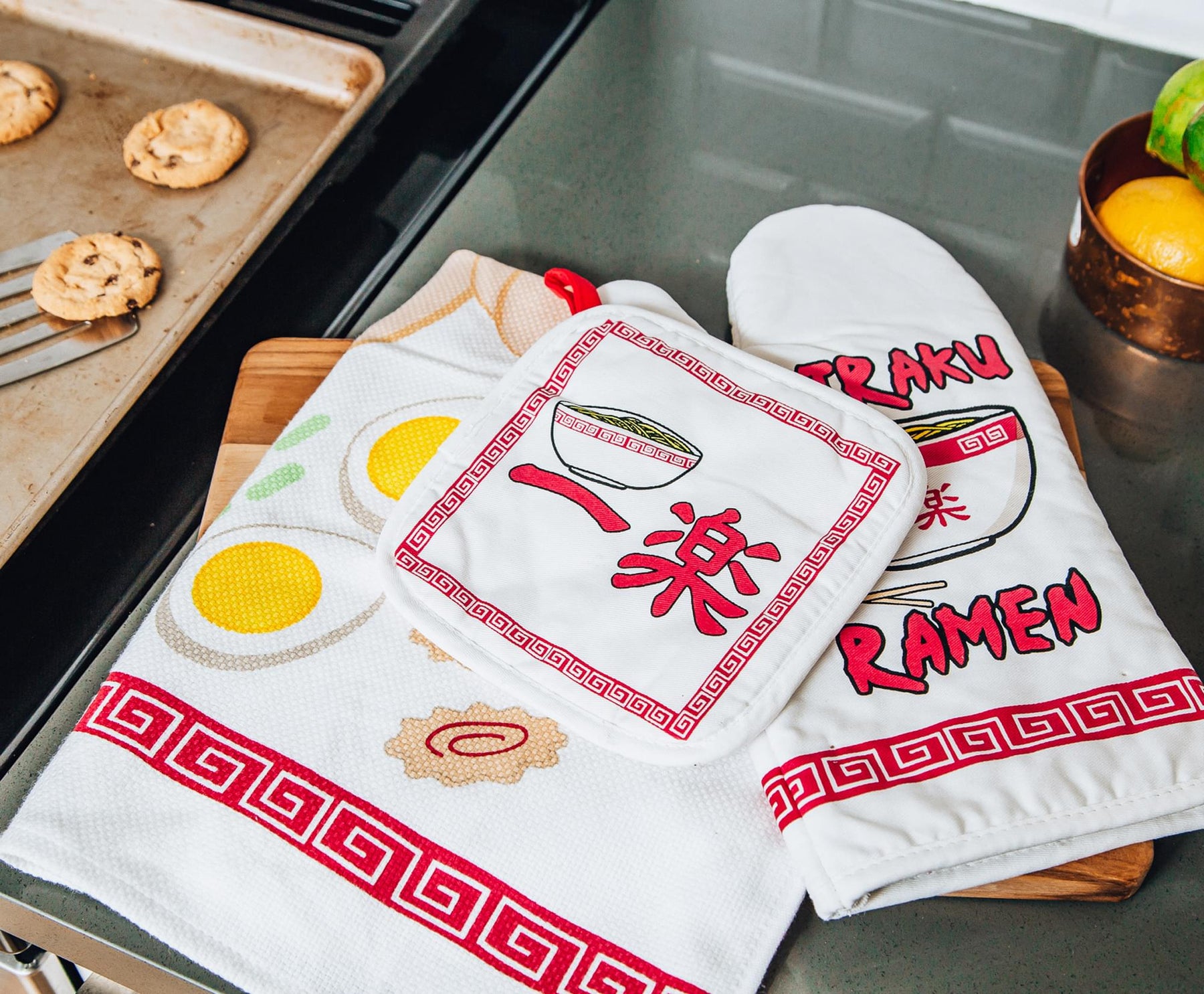 Hello Kitty Heat Resistant Cooking Glove Oven Mitts + Placemat Pot Holder  Set Inspired by You.