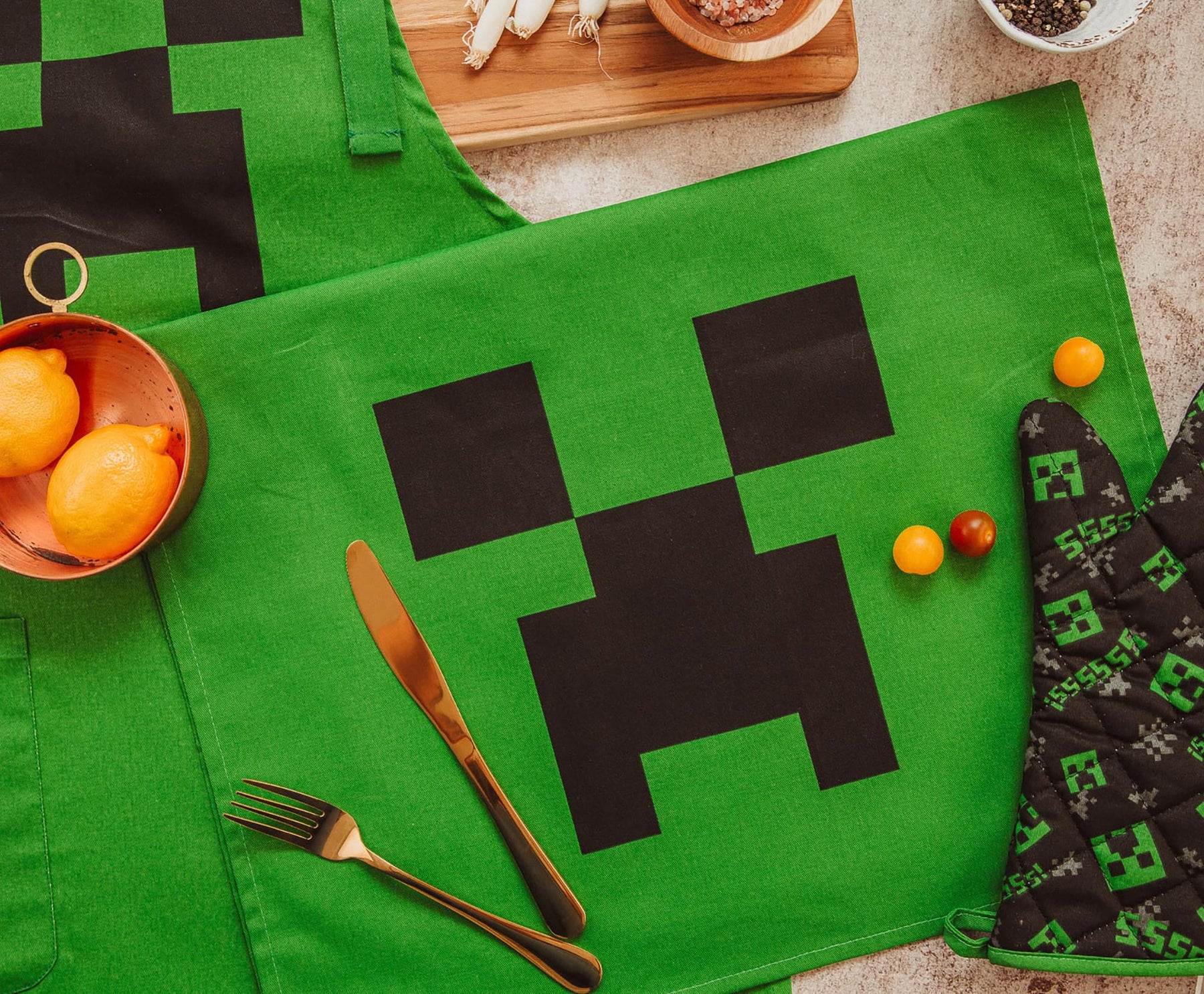 Minecraft Green Creeper Kitchen Set | Apron, Oven Mitt, Dish Towels, Pot Holder